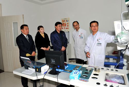 3 奎屯市委常委阿布都热皮克、市残联党组书记刘红英、市残联理事长楚海建现场观摩义诊听力检测活动_副本.jpg