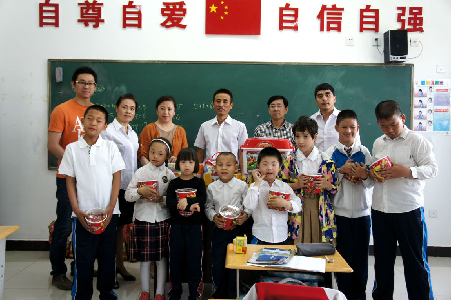 2016年5月31日,克拉玛依市慈善总会魏会长、秘书长魏安权(后排右二)一行与特殊教育学校师生合影留念,共度六一儿童节_副本.jpg