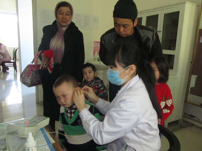 裕民县妇幼医生对孩子们进行了义诊.jpg