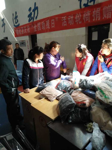 图为轮椅、衣物发放仪式现场2.jpg