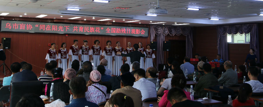 盲人听电影1.jpg