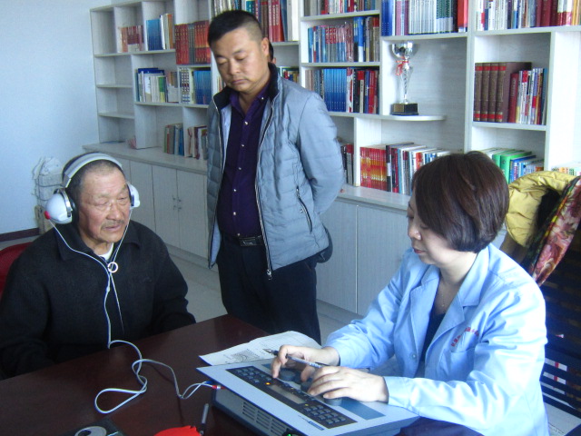 自治区残疾人康复指导中心听力技术人员为我县听障者进行助听器验配
