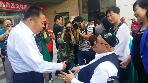 辅助器具免费发放温暖梨城600余名残疾人5_副本.jpg
