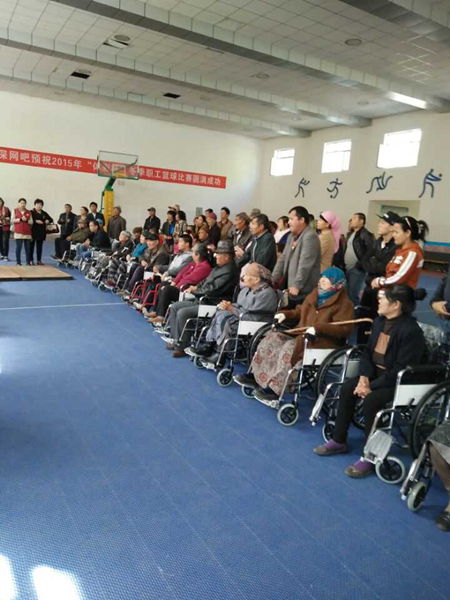 图为轮椅、衣物发放仪式现场3.jpg