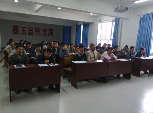 图为参会人员发言