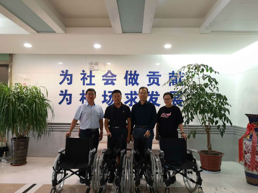 克拉玛依市残联向机场捐赠爱心轮椅.jpg