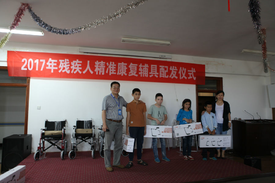 克市残联赴独山子区开展辅具适配工作3.JPG