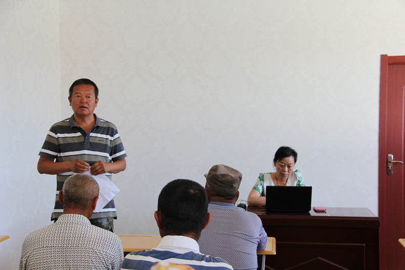 图为州残联理事长、住村工作组组长王文海在开班仪式上讲话