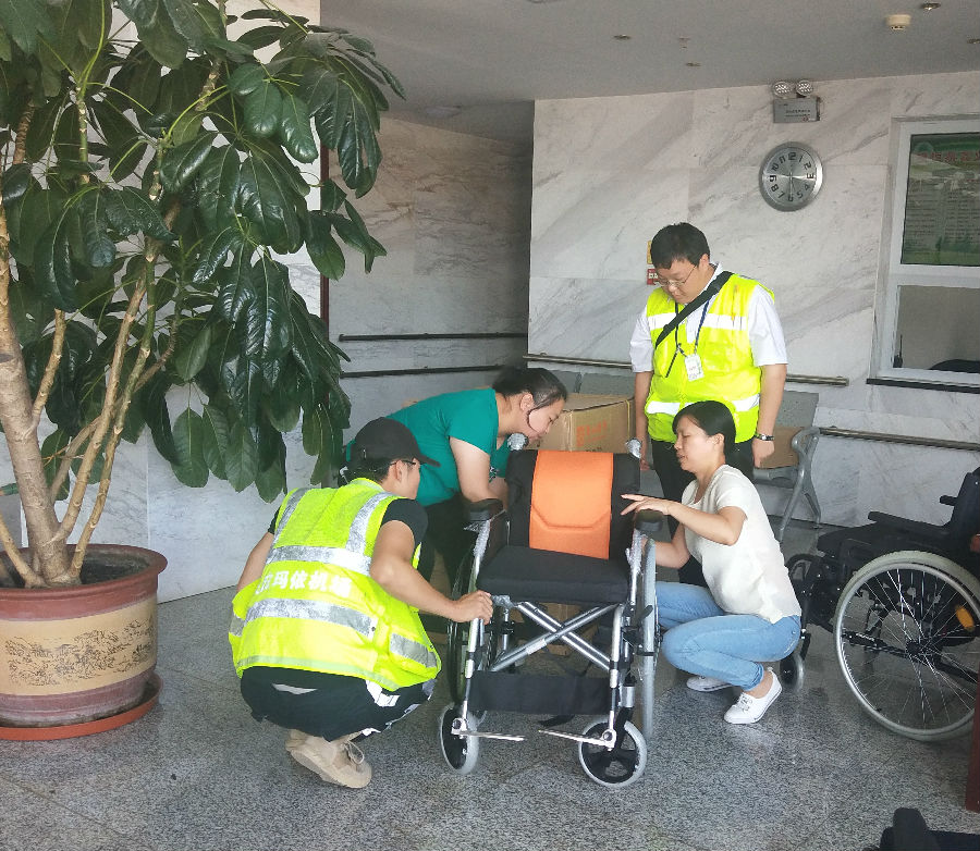 克拉玛依市残联向机场捐赠爱心轮椅1.jpg