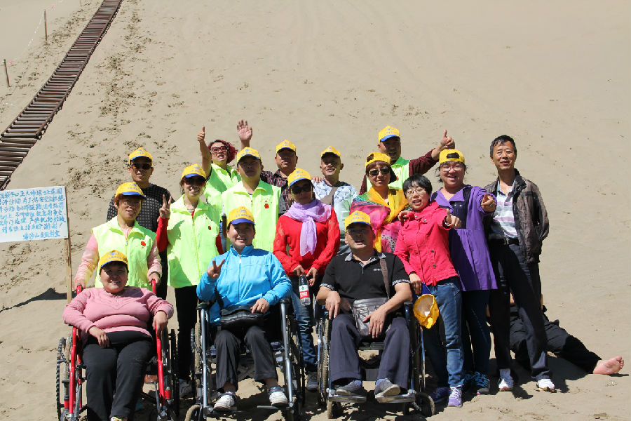 图为在鸣沙山游玩