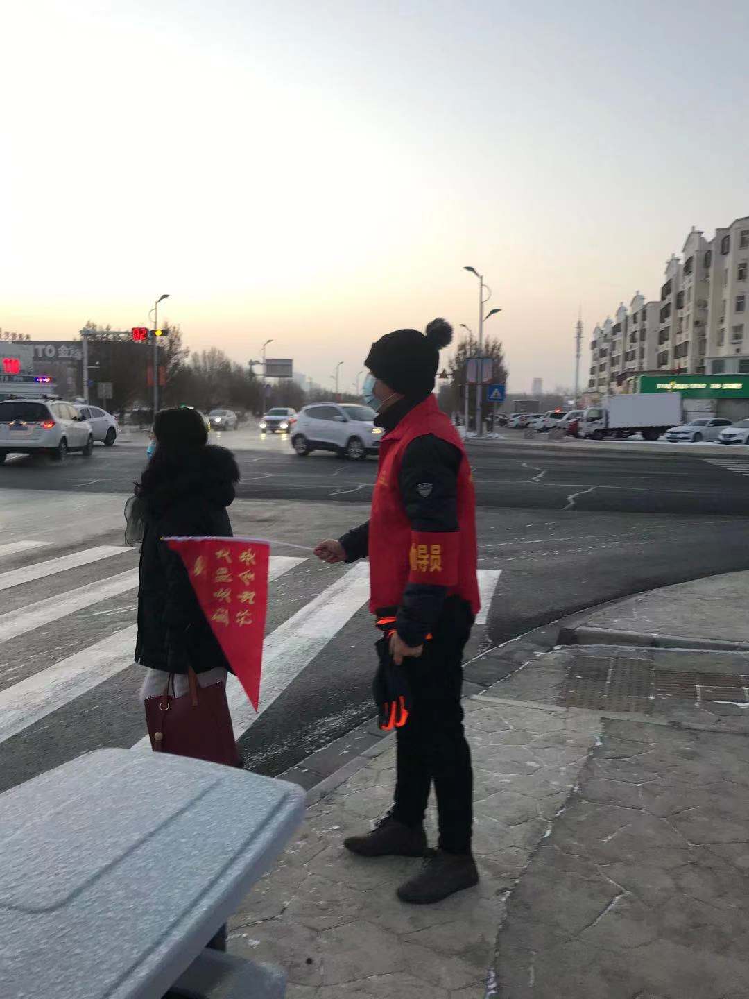 市残联党员干部正在劝导行人注意交通安全.jpg 市残联党员干部正在劝导行人注意交通安全.jpg