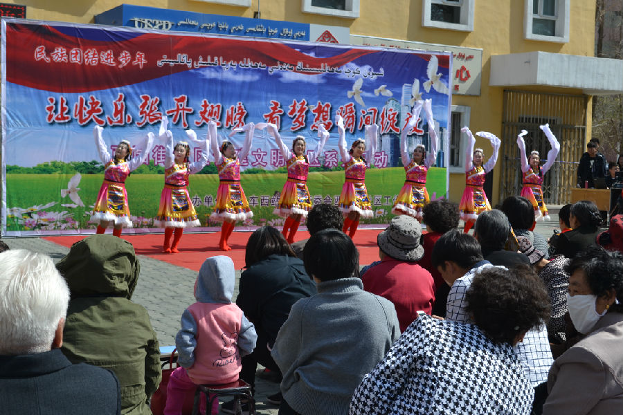 图为社区文化队伍在活动现场表演