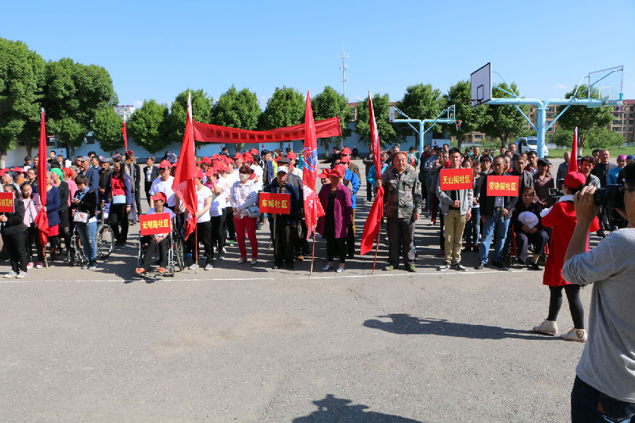 新源县举办城镇第二届残疾人运动会,11个代表队200名残疾人参加了运动会。(2016.5.13)