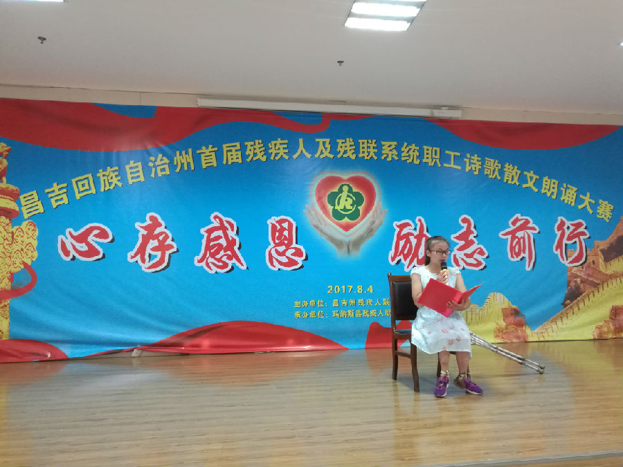 一等奖获得者马红红在朗诵《秋天的怀念》.jpg