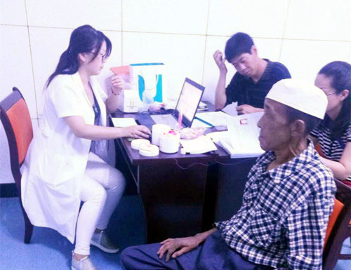 巴州盲协库尔勒市残联为恰尔巴格乡听力障碍残疾人免费验配安装助听器2.jpg