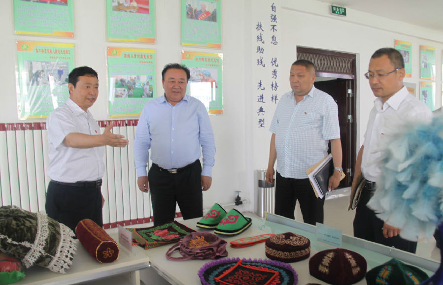 州党委常委热孜别克·哈木扎(左二)参观残疾人就业展厅,实地了解州直残疾人基地创建工作
