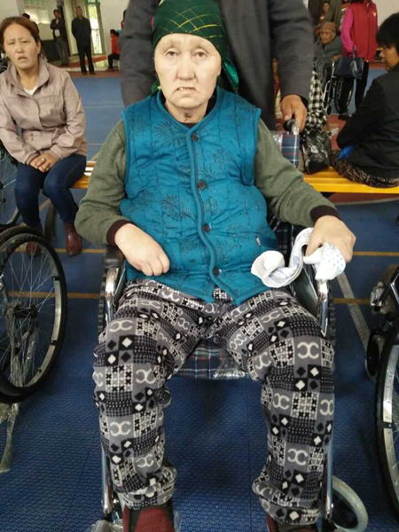 图为轮椅、衣物发放仪式现场 4.jpg