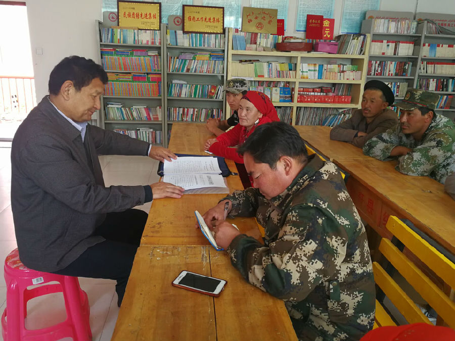 克州残联党组副书记、理事长阿地力·阿不都克力木与群众共同学习党的惠民政策.jpg