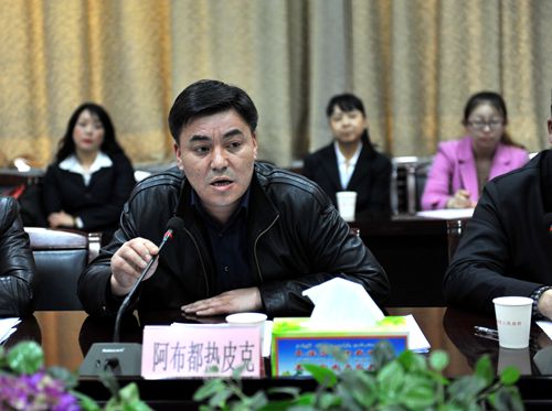 图为奎屯市委常委阿布都热皮克出席2016年残疾人工作会议并讲话