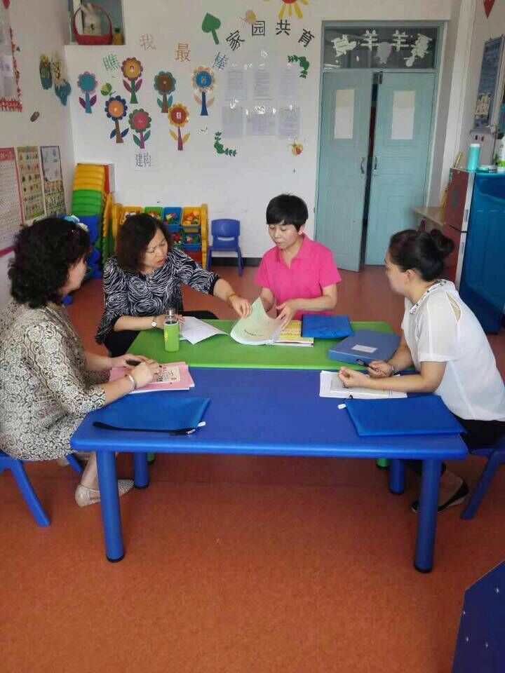 图为州残联康复科科长杨新芝与自治区康复中心老师进行工作交流