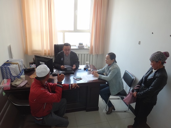图为医生专家了解解答精神、智力患者提出的疑问.JPG