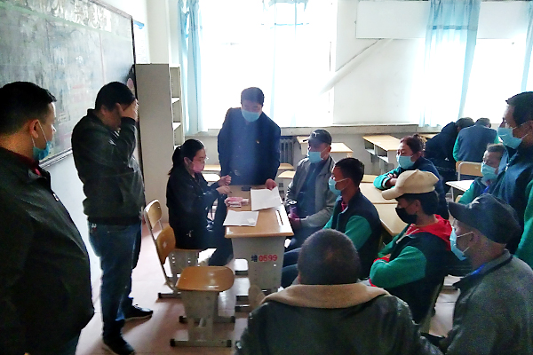 1图为工资发放现场.jpg 1图为工资发放现场.jpg