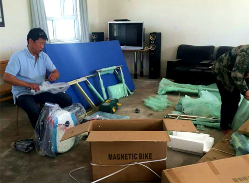 和静县残联为牧区免费配送残疾人康复器材1.jpg