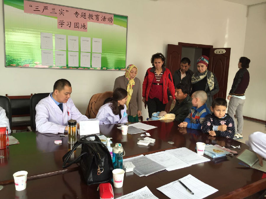 图为医生在进行仔细询问