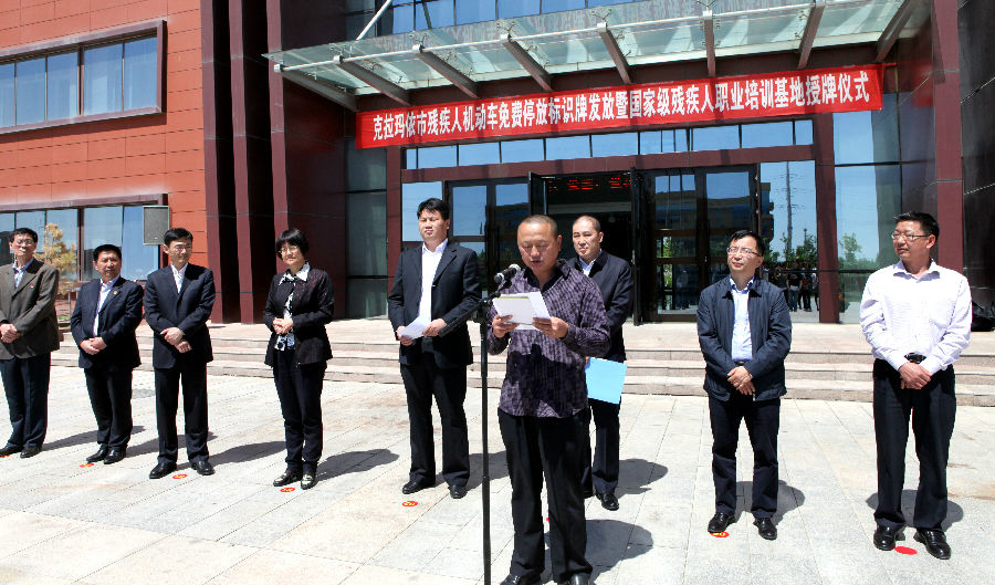 肢残人代表胡化文在发言.jpg