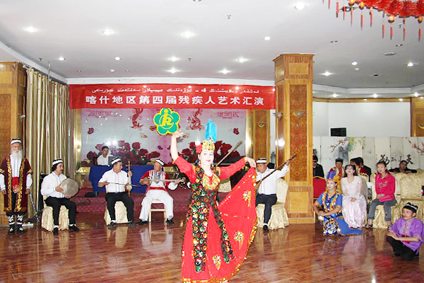 2图为残疾人演员现场表演文艺节目.jpg