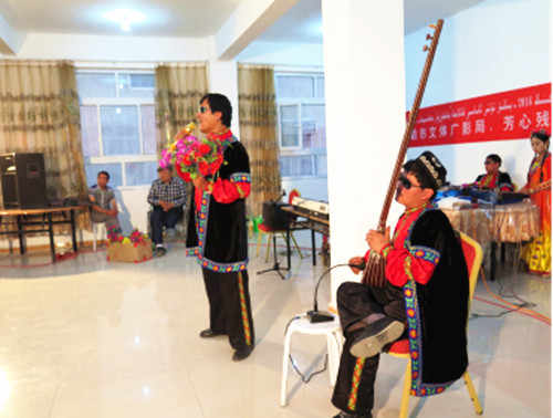芳心残疾人歌舞团向恰尔巴格乡村民带来了快乐3_副本.jpg
