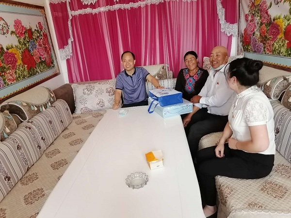 慰问困难党员.jpg