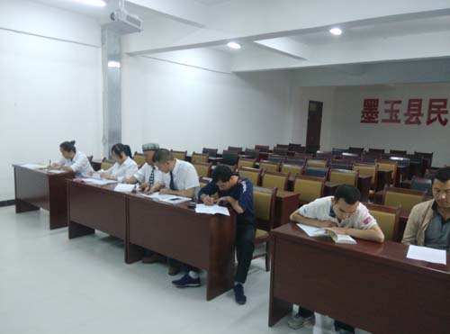 图为干部职工在原文抄写党章