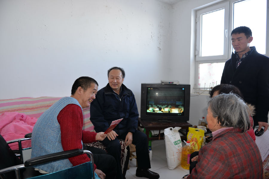 塔城地区残联理事长程显福慰问智力残疾人