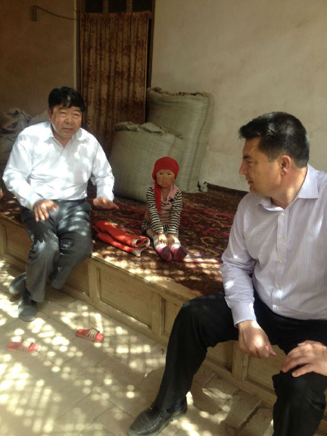 图为调研组在残疾人家了解残疾人生产生活状况