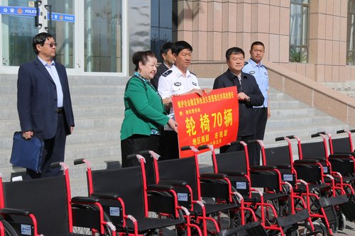 向警务站捐赠轮椅