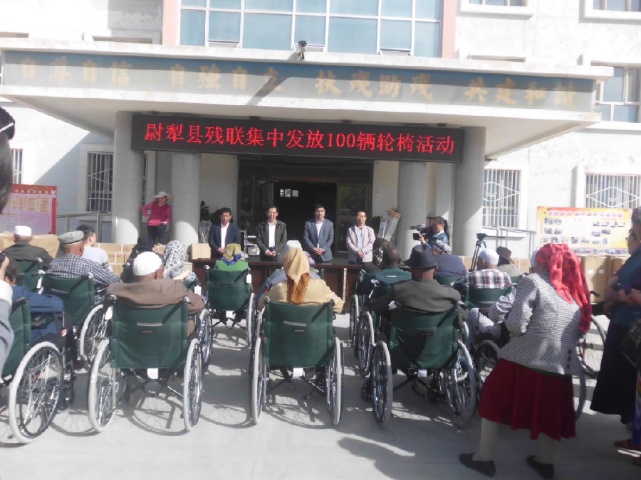 图为在尉犁县残联大院的举行的发放轮椅仪式。右数第一县人民政府副县长孙志强、县人民政府副县长何淼、县残联党组书记、副理事长唐平亮