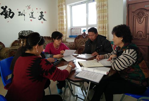 图为:住村工作队与村委班子研究布置当前工作.jpg