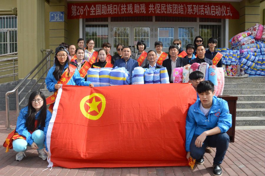 图为县人大常委会副主任康振在第26个全国助残日《扶残助残,共促民族团结》系列活动启动仪式上作重要讲话。.JPG
