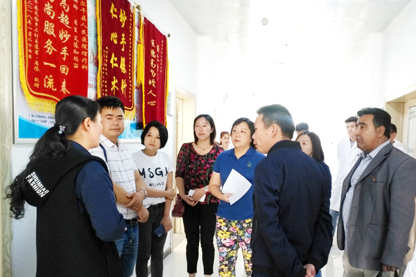 2图为在塔县调研现场.jpg