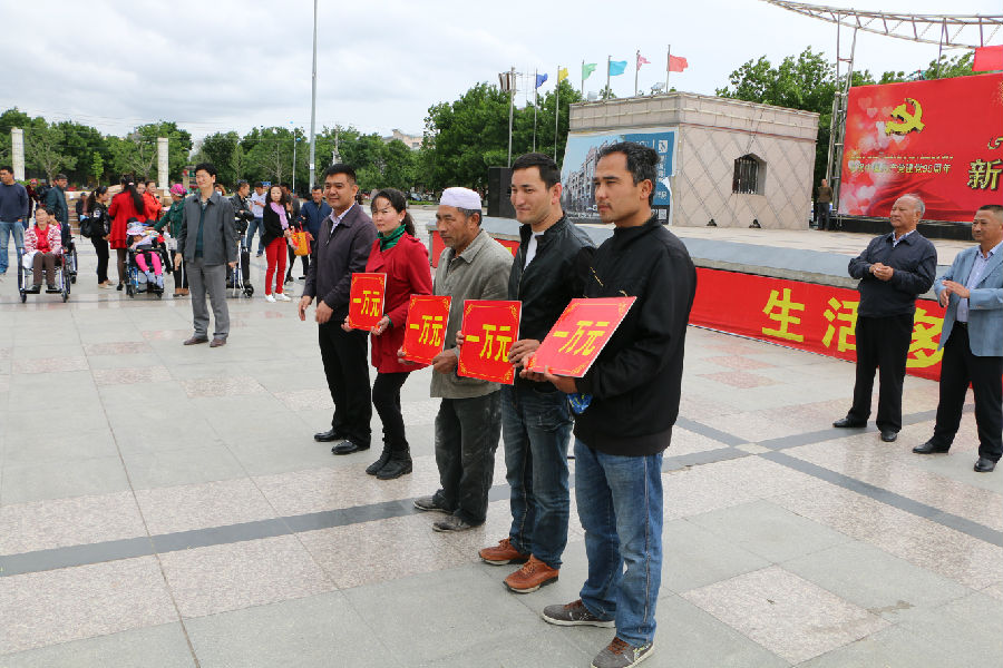 5月15日,新源县第二十六次“全国助残日”活动,为“万村千乡市场工程”残疾人发放每人1万元的助残扶持资金