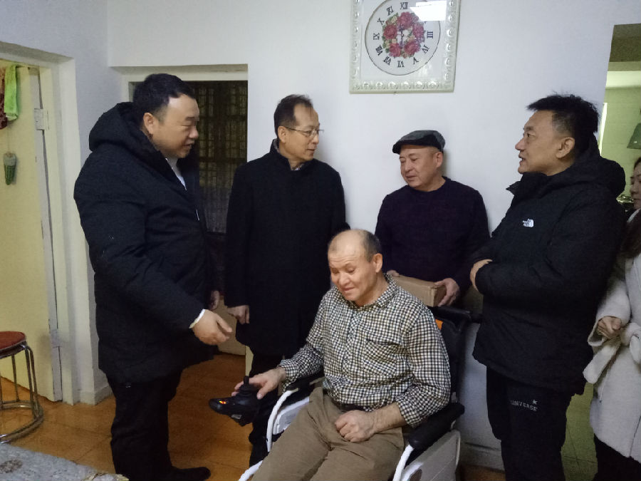 向残疾人捐赠电动轮椅
