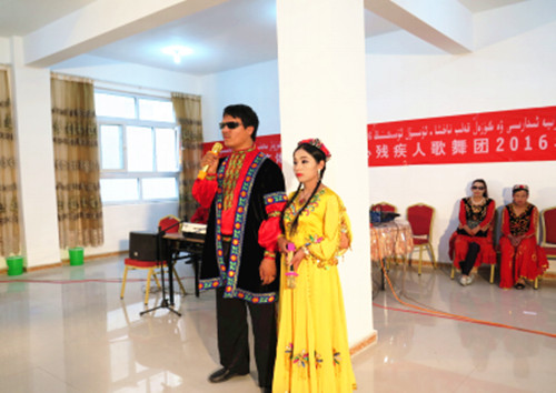 芳心残疾人歌舞团向恰尔巴格乡村民带来了快乐4_副本.jpg