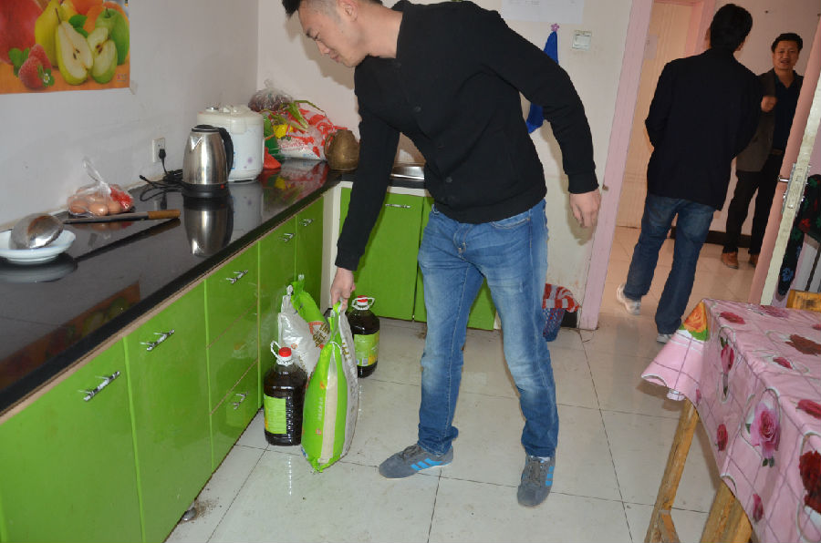 图为为驻村工作组送来了食用油和大米