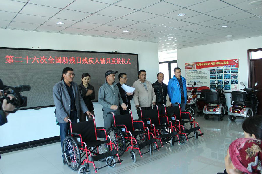 为残疾人发放轮椅