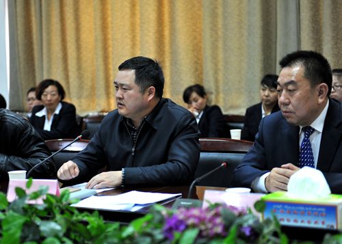 图为奎屯市政府残工委主任、副市长陶平出席2016年残疾人工作会议并讲话