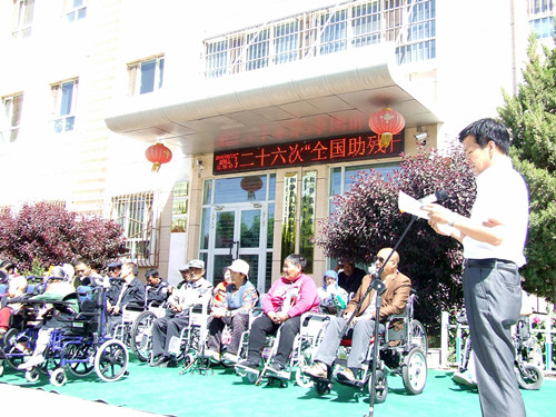 和静县残联举办第26次“全国助残日”为贫困残疾免费发放轮椅活动1.jpg