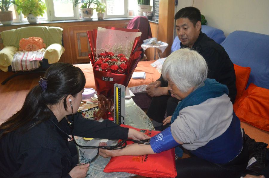 社区送鲜花与“失独”家庭共渡温馨母亲节73.JPG