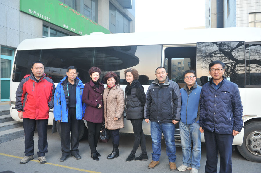 12月11日,自治区残联民族团结“结亲周”活动中的第一批结亲干部出发前合影,他们将用一周的时间与亲戚同吃同住同劳动.JPG