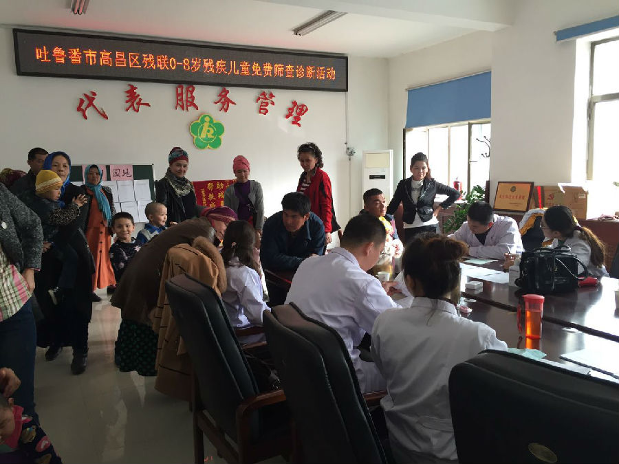 图为诊断、筛查、登记现场